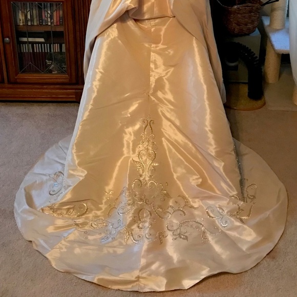 Wedding Gown - Picture 5 of 7